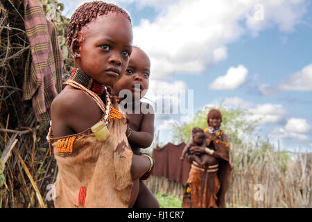 Portrait von Hamer Hamar junges Mädchen mit ihrem jüngeren Bruder in der Nähe von Turmi, Omo Valley, Äthiopien Stockfoto