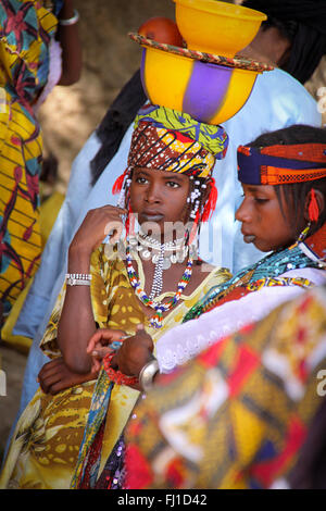 Portrait von wunderschönen Fulbe Mädchen in der Masse in der Marcoye Markt, Burkina Faso Stockfoto