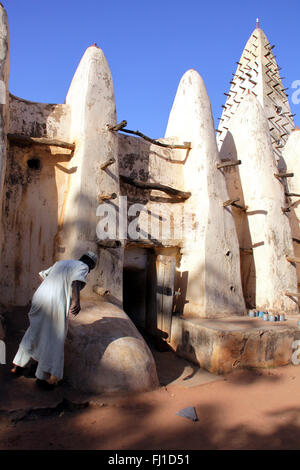 Atemberaubend und weltberühmten Schlamm Moschee in Bobo-dioulasso, Burkina Faso, typische und beeindruckende islamische Architektur in Westafrika Stockfoto