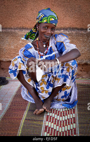 Porträt einer wunderschönen Fulbe Mädchen in Gorom Gorom, Burkina Faso Stockfoto