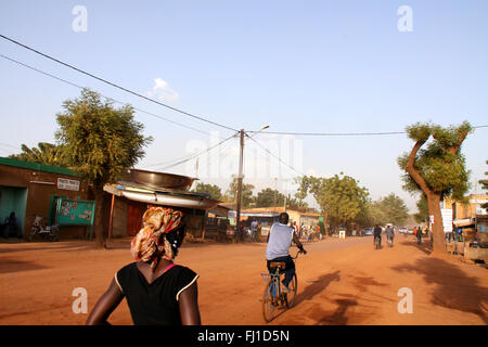 Typische Straßen in Ouagadougou, der Hauptstadt von Burkina Faso Stockfoto