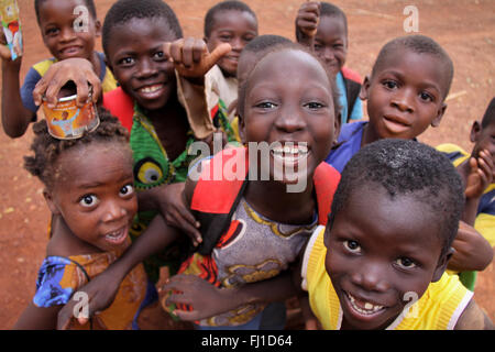 Gruppe von niedlichen Kinder verrückt in Kaya, Burkina Faso Stockfoto