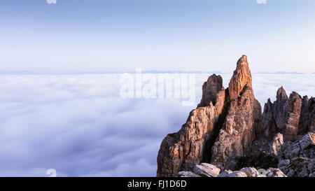 Die Latemar dolomitic Türme. Wolkenflut bei Sonnenaufgang über den Tälern. Die Dolomiten des Trentino. Italienische Alpen. Eindrucksvolle Berglandschaft. Europa. Stockfoto