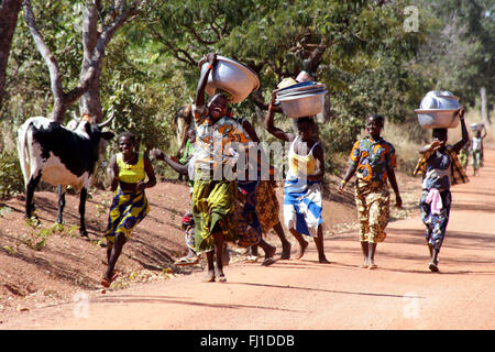 Eine Gruppe von Mädchen glücklich sind und Tanzen auf der Straße in der Nähe von Bobo Dioulasso, Burkia Faso, Westafrika Stockfoto