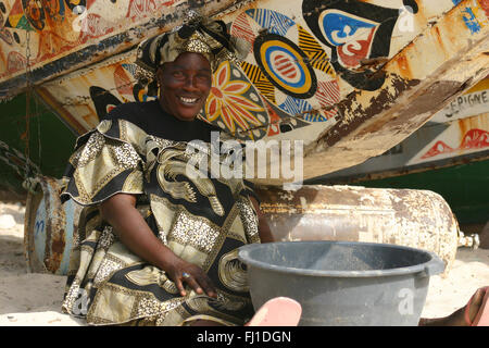 Schwarze Frau am Strand und traditionellen Hafen von Nouakchott, Mauretanien Stockfoto