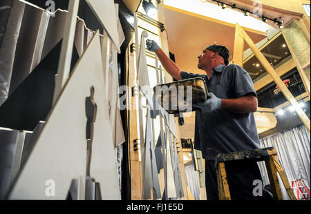 Los Angeles, USA. 27. Februar 2016. Ein Arbeiter malt den Eingang des Dolby Theater in Los Angeles, USA, am 27. Februar 2016. 88. Oscar-Verleihung wird am 28. Februar stattfinden. Bildnachweis: Zhang Chaoqun/Xinhua/Alamy Live-Nachrichten Stockfoto