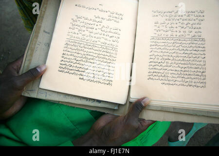 Die Hände des Menschen lesen Koran in Djenné, Mali Stockfoto