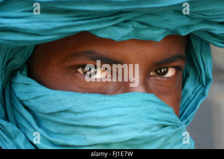 Mali erstaunliche Portrait von Tuareg Mann hinter seinem blauen Turban in Tombouctou, Mali Stockfoto