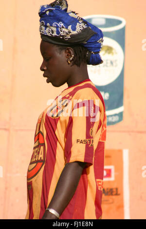 Portrait von jungen schwangeren Frau mit Football Jersey in Mopti, Mali Stockfoto