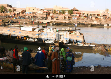Boote und Kanus im Hafen von Mopti, Mali Stockfoto