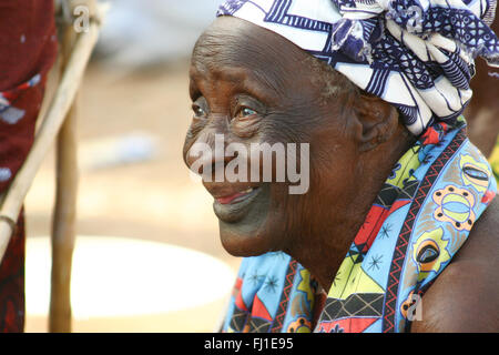 Mali Portrait von alten schönen smling Frau in Segou Stockfoto