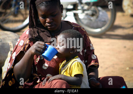 Malische Mutter Wasser/ihr Kind auf dem Markt von Segou in Mali Stockfoto