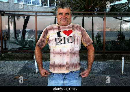 Mann mit "ICH LIEBE RIO' t-shirt am Strand von Ipanema, Rio de Janeiro, Brasilien Stockfoto