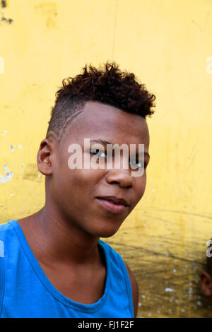 Smart junge schwarze Kerl in Salvador de Bahia, Brasilien Stockfoto