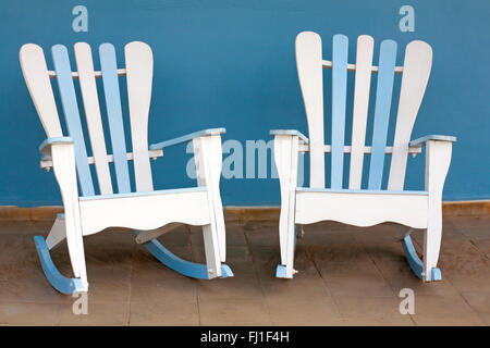 Blau-weiße traditionelle Schaukelstühle auf der Veranda in Vinales, Pinar del Rio Province, Kuba, Westindien, Karibik, Westindien Stockfoto