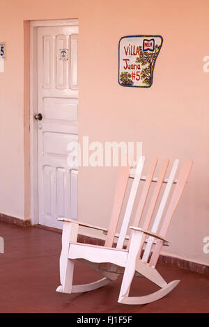 Traditioneller Schaukelstuhl auf der Veranda in Vinales, Pinar del Rio Provinz, Kuba, Westindien, Karibik, Mittelamerika im März Stockfoto