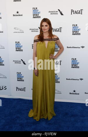 Santa Monica, Los Angeles, Kalifornien, USA. 27. Februar 2016. Schauspielerin Stana Katic kommt bei 31. jährlichen Film Independent Spirit Awards in einem Zelt am Strand von Santa Monica in Santa Monica, Los Angeles, USA, am 27. Februar 2016. Foto: Hubert Boesl - NO WIRE SERVICE - Kredit: Dpa picture-Alliance/Alamy Live News Stockfoto
