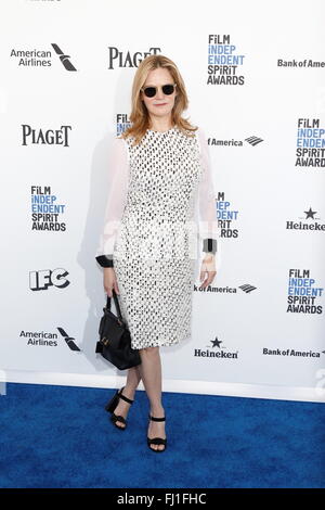 Santa Monica, Los Angeles, Kalifornien, USA. 27. Februar 2016. Schauspielerin Jennifer Jason Leigh kommt bei 31. jährlichen Film Independent Spirit Awards in einem Zelt am Strand von Santa Monica in Santa Monica, Los Angeles, USA, am 27. Februar 2016. Foto: Hubert Boesl - NO WIRE SERVICE - Kredit: Dpa picture-Alliance/Alamy Live News Stockfoto