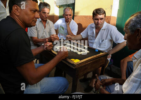 Männer spielen Schach in São Luís, Maranhão, Brasilien Stockfoto