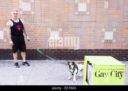 Gay Mann mit Hund in Greenwich Village, Manhattan, New York City, USA Stockfoto