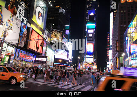 Die Menschen auf dem Times Square bei Nacht, Manhattan, New York Stockfoto