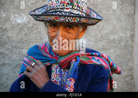 Portrait von peruanischen Frau mit traditionellen Outfit und Hut, Peru Stockfoto