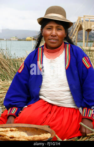 Portrait von peruanischen Frau mit traditionellen Outfit und Melone, Titicacasee, Peru Stockfoto