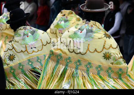 Frau tanzen in Puno Festival mit traditioneller Kleidung und Melone, Peru Stockfoto