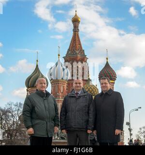 Internationale Raumstation ISS-Expedition 47 Crew Mitglieder US-amerikanischer Astronaut Jeff Williams, links, und russische Kosmonauten Alexei Ovchinin, Center und Oleg Skripochka für ein Foto vor der Basilius Kathedrale auf dem Roten Platz 26. Februar 2016 in Moskau darstellen. Stockfoto