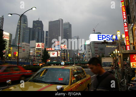 Japanische Yellow Taxi in Shinjuku, Tokyo Japan in der Dämmerung mit Skyline von migib Stockfoto