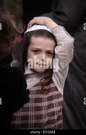 Jüdisches Kind Kind tragen traditionelle kippa am Freitag während Schabbat in Jerusalem, Israel Stockfoto