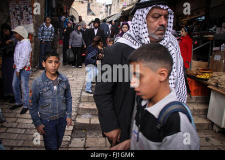 Arabische alter Mann mit Keffieh in die Masse an das Damaskus Tor Jerusalems Altstadt, Israel Stockfoto