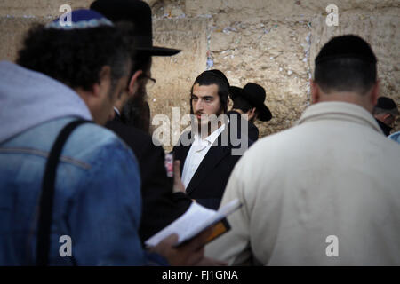 Ultra-orthodoxen jüdischen Mann (oder 'Haredim') an der westlichen Wand-/Klagemauer in Jerusalem, Israel Stockfoto