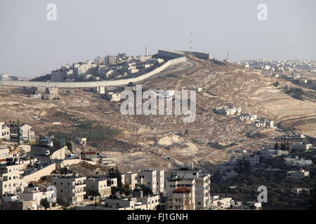 Trennmauer zwischen Israel und Palästina, aus Jerusalem gesehen, und der israelischen jüdischen Siedlungen Stockfoto