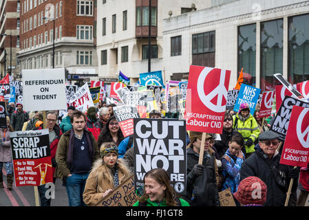 London, UK. 27. Februar 2016. Stoppen Sie Trident Demonstration, organisiert von der Kampagne für nukleare Abrüstung, London, England, UK. 27.02.2016 Credit: Bjanka Kadic/Alamy Live-Nachrichten Stockfoto