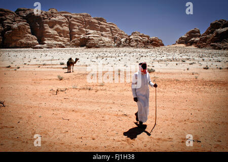 Beduinen Mann mit Kamel in der Wüste Wadi Rum, Jordanien Stockfoto