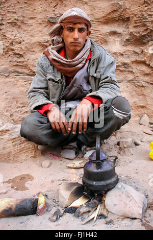 Portrait von Beduinen junger Mann Tee auf dem berühmten Ort von Petra, Jordanien Stockfoto