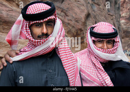 Zwei Beduinen Männer mit Keffieh pose in Petra, Jordanien Stockfoto