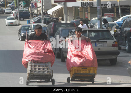 Beirut, Libanon. 28. Februar 2016. Zwei junge Kinder sammeln Müll in den Straßen von Beirut, da die Abfallkrise weiter nach Libanon plant, seinen Müll in Russland Credit exportieren abgesagt: Amer Ghazzal/Alamy Live-Nachrichten Stockfoto