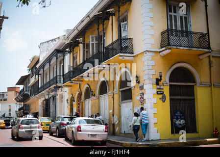 PANAMA-STADT, Panama – Gebäude und spanische Kolonialarchitektur in den Straßen des historischen Casco Viejo (San Felipe) Viertels von Panama-Stadt, Panama. Das Gebiet wurde im 17. Jahrhundert gegründet, nachdem ein älterer Teil von Panama City, Panama Viejo, überfallen und zerstört wurde. Casco Viejo genießt heute Schutz als UNESCO-Weltkulturerbe, das strenge Regeln für die Durchführung von Gebäudesanierungen vorschreibt. Stockfoto