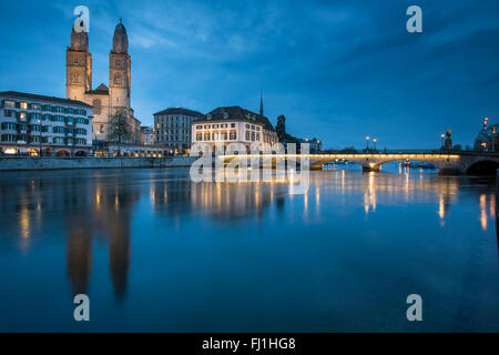 Zürich, Schweiz - Nachtansicht mit Grossmünster Kirche Stockfoto