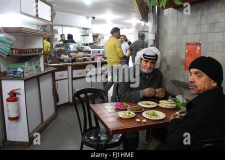 Zwei Männer essen im Restaurant in Ramallah, Palästina Stockfoto