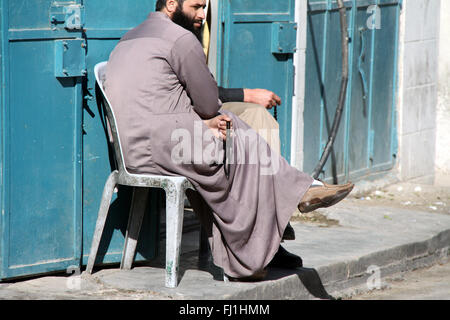 Muslimischen Mann in einer Straße von Bethlehem, Palästina zu beten Stockfoto