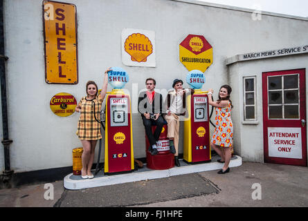 Das Goodwood Revival ist ein Festival, das jedes Jahr im September auf dem Goodwood Circuit stattfindet und bei dem sowohl Event als auch Publikum in die Vergangenheit zurückblicken. Schauspieler in der Garagenszene Stockfoto