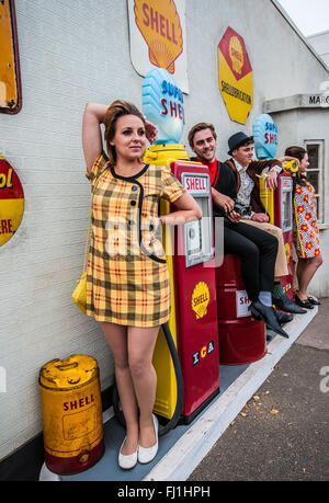 Das Goodwood Revival ist ein Festival, das jedes Jahr im September auf dem Goodwood Circuit stattfindet und bei dem sowohl Event als auch Publikum in die Vergangenheit zurückblicken. Schauspieler in der Garagenszene Stockfoto