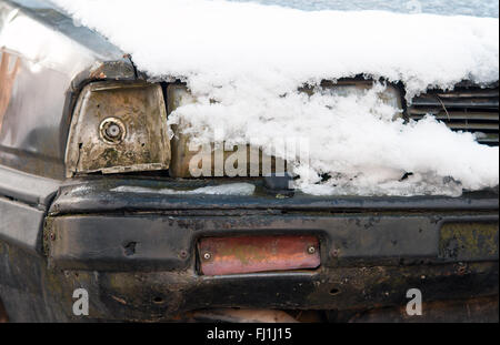 Frontscheinwerfer von einem alten Auto im winter Stockfoto