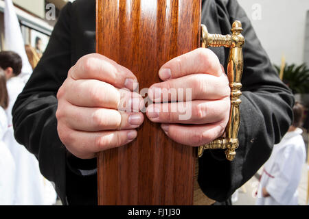 Inhaber- oder Nazareno hält ein Kreuz in Prozession der Karwoche, Spanien Stockfoto