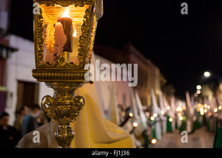 Inhaber- oder Nazareno hält ein Kreuz in Prozession der Karwoche, Spanien Stockfoto