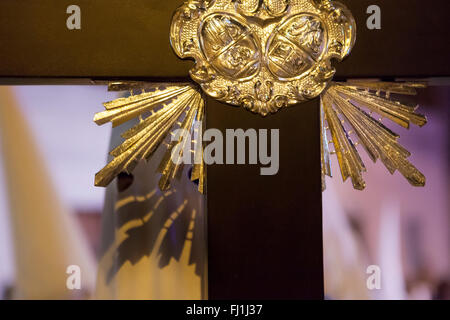 Inhaber- oder Nazareno hält ein Kreuz in Prozession der Karwoche, Spanien Stockfoto