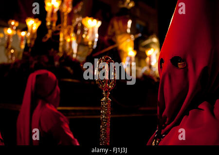 Inhaber- oder Nazareno hält einen silbernen Stock bei Prozession der Karwoche, Spanien Stockfoto